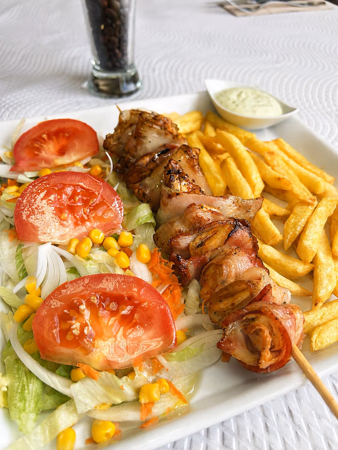 Brocheta de pollo con bacon — Restaurante Don Quijote Estremera, Estremera (Madrid)