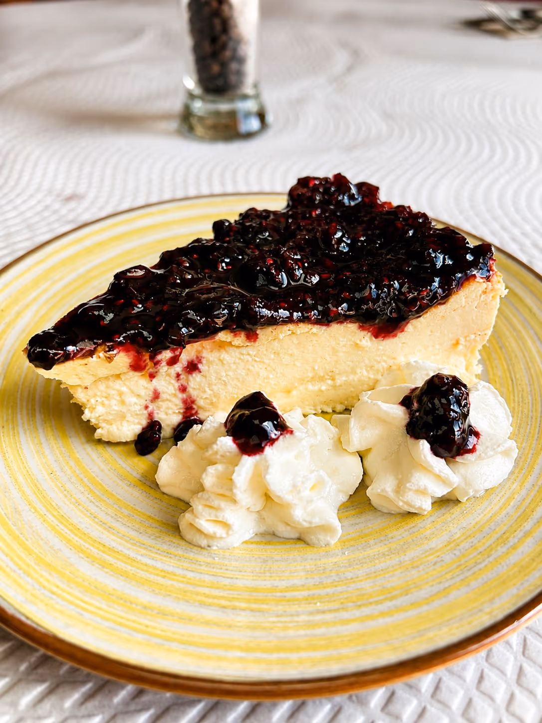 Tarta de Queso con frutos rojos — Restaurante Don Quijote Estremera, Estremera (Madrid)