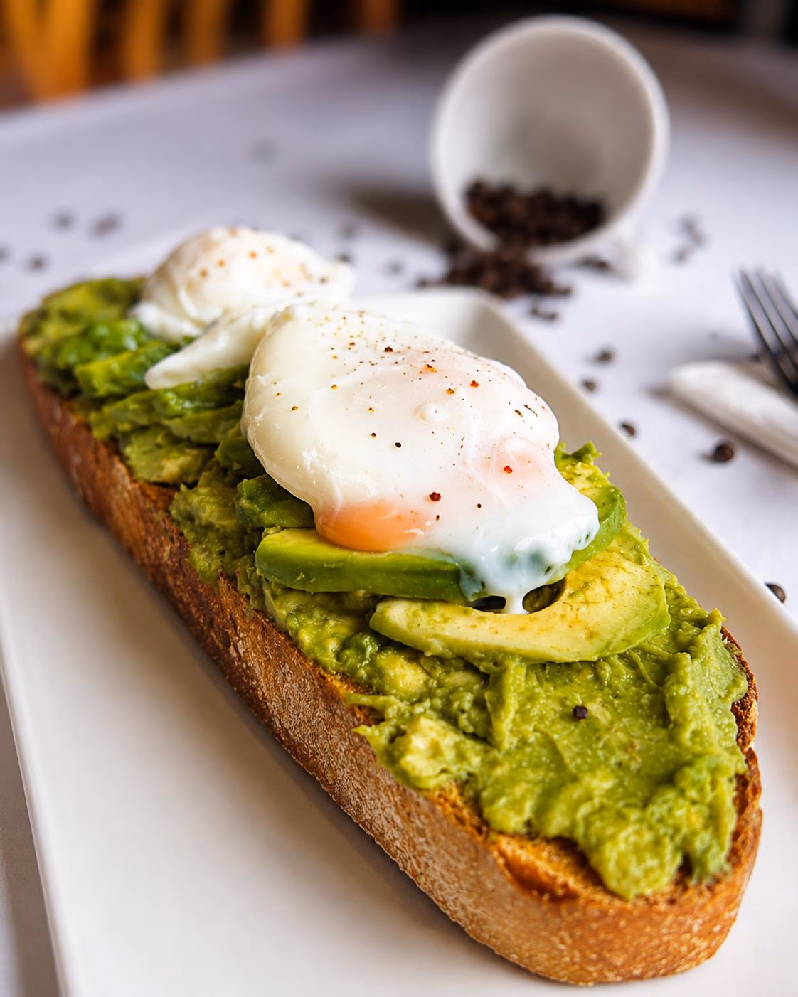 Tosta de avócate con huevos pochados — Restaurante Don Quijote Estremera, Estremera (Madrid)